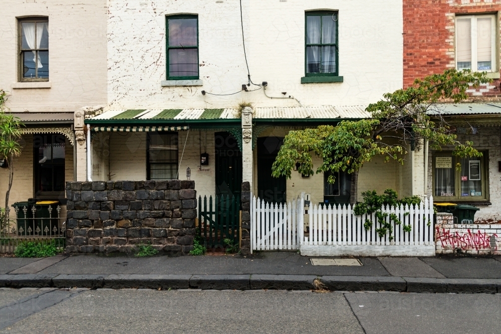 grungy urban street scene, terrace houses - Australian Stock Image
