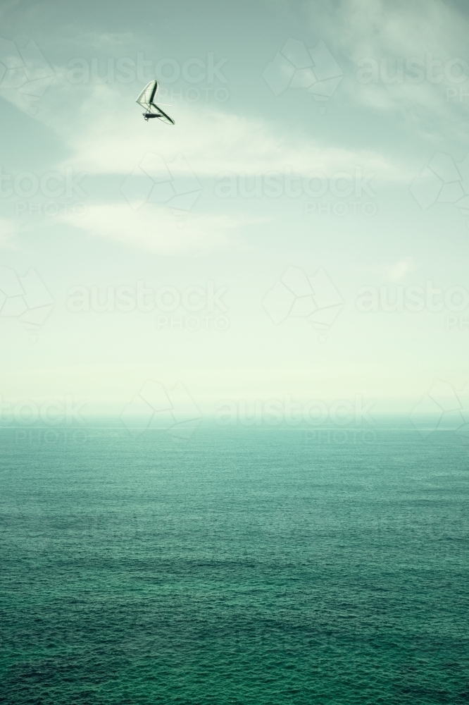 Hang gliding over the ocean on a beautiful day - Australian Stock Image