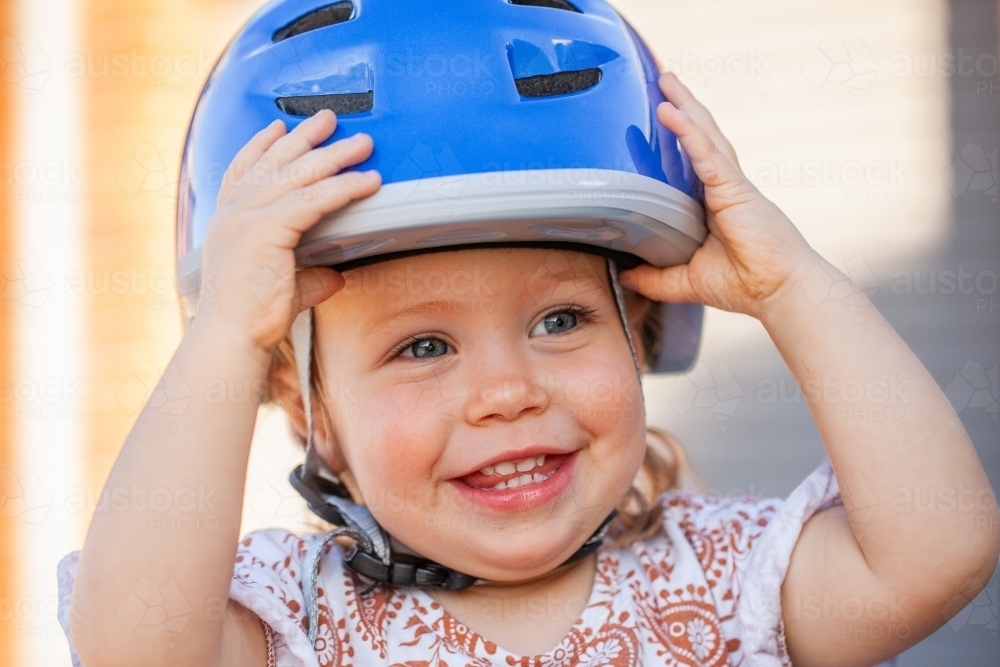 Helmet bike girl online