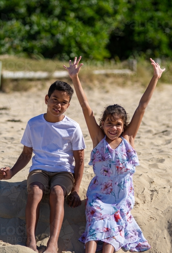 Indigenous boy and girl playing on the sand - Australian Stock Image