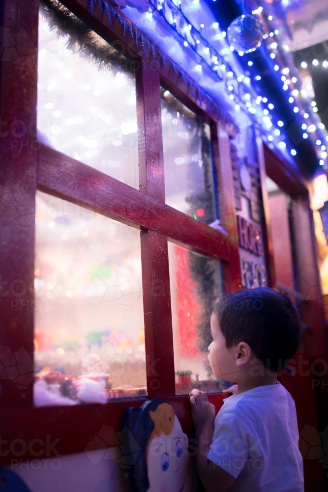 Kids looking at suburban Christmas light display - Australian Stock Image