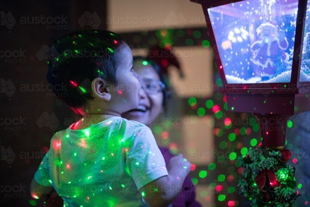 Kids looking at suburban Christmas light display - Australian Stock Image