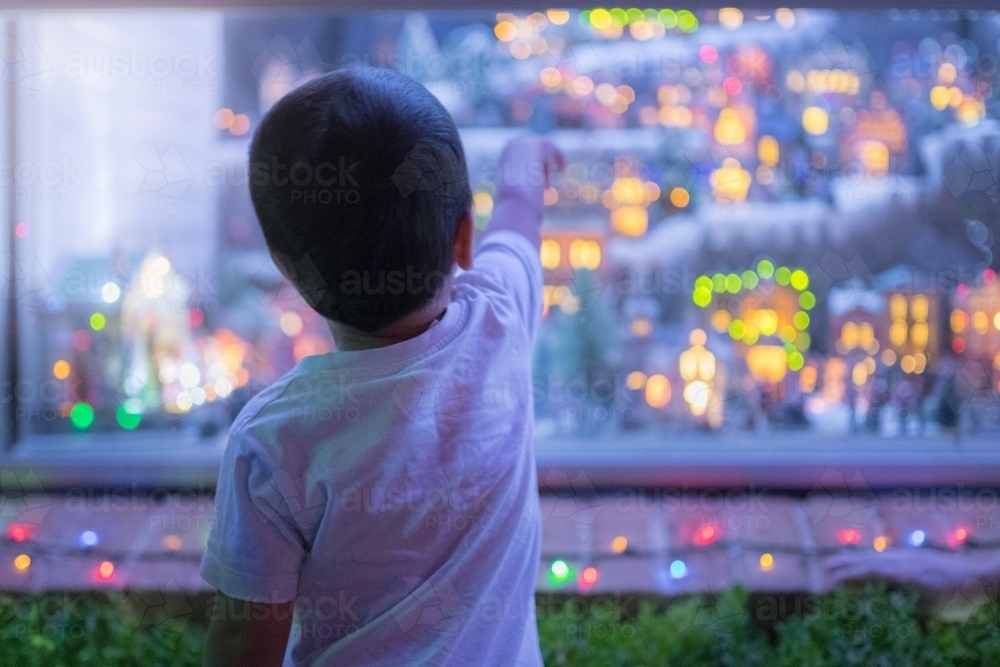 Kids looking at suburban Christmas light display - Australian Stock Image