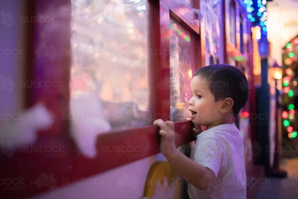 Kids looking at suburban Christmas light display - Australian Stock Image
