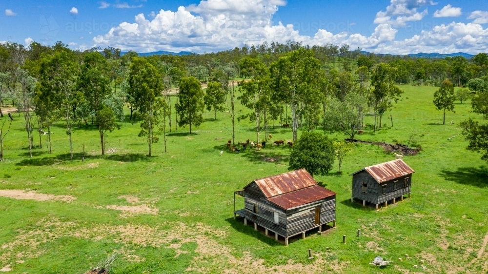 Kroombit Tops National Park summer landscape with disused homestead and vibrant green vegetation - Australian Stock Image