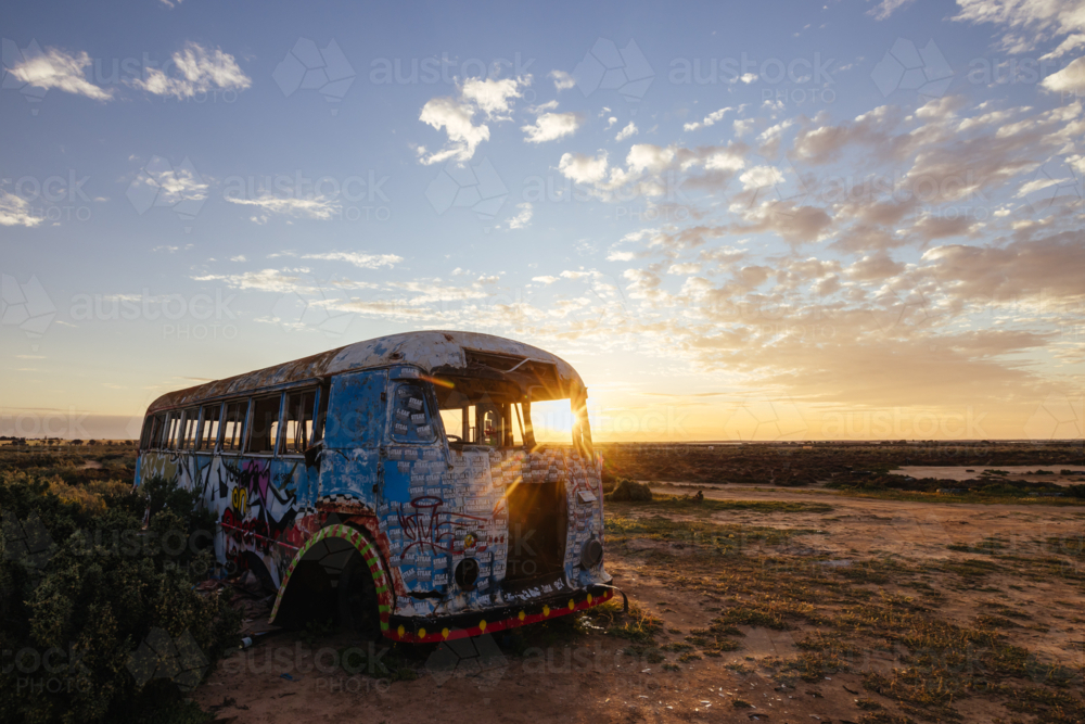 LAKE TYRRELL, AUSTRALIA - SEPTEMBER 27 2025: Abandoned rusty bus at the popular Lake Tyrrell - Australian Stock Image