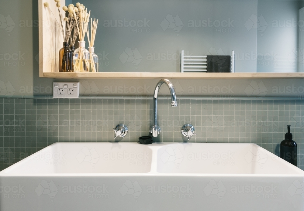 Large farmhouse style basin in vintage styled renovated home - Australian Stock Image