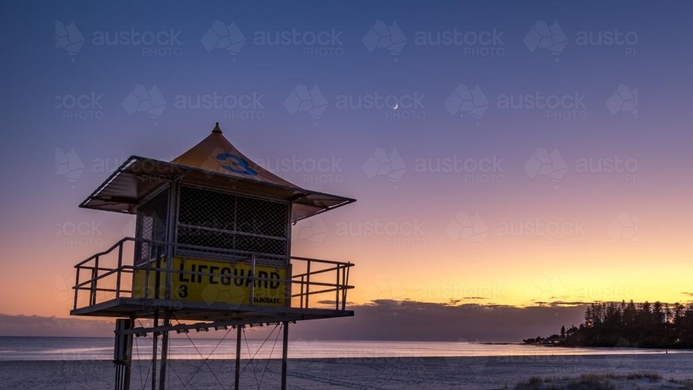 Lifeguard tower overlooking beach : Austockphoto Lifeguard tower overlooking beach - Australian Stock Image