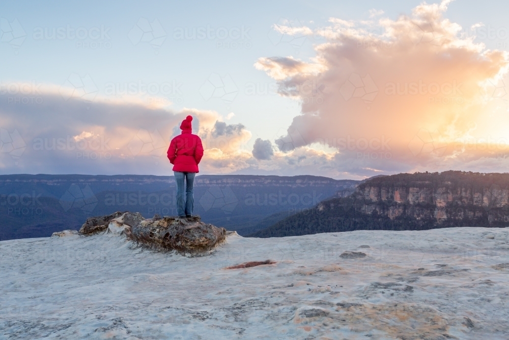 Looking out over the Blue Mountains and Jamison Valley from the escarpment plateau of Kings Tablelan - Australian Stock Image