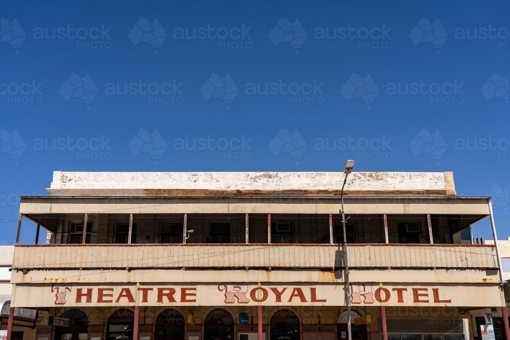 Looking up at the balcony of an outback pub with a full length veranda against a clear blue sky - Australian Stock Image