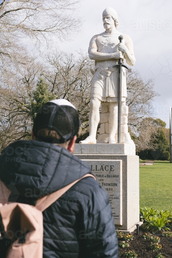 Man travelling through Ballarat looking at statue - Australian Stock Image
