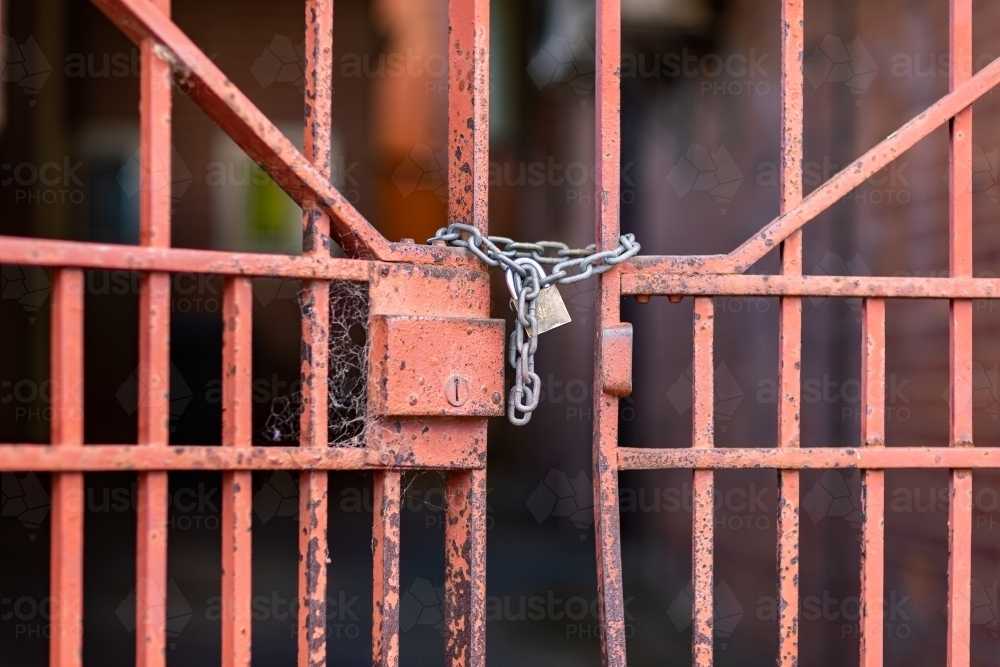 metal gate closed with chain and padlock : Austockphoto metal gate closed with chain and padlock - Australian Stock Image