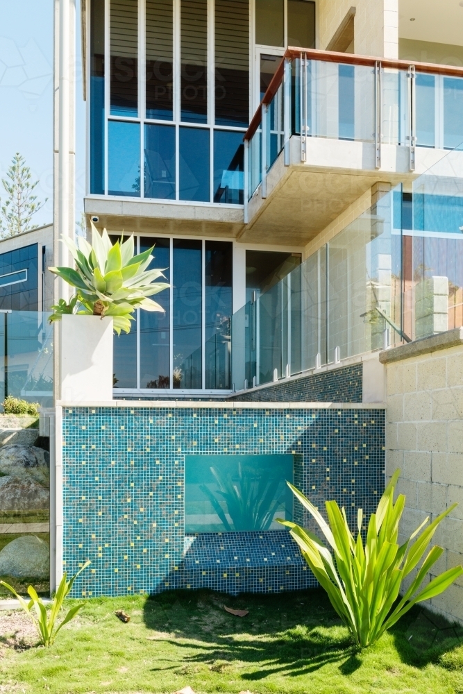 Modern beach home of glass and concrete with plunge pool - Australian Stock Image