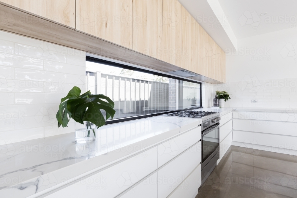 Applying the Modernity from the Outside by Purchasing the ... Image of Modern luxury kitchen with window splashback ...