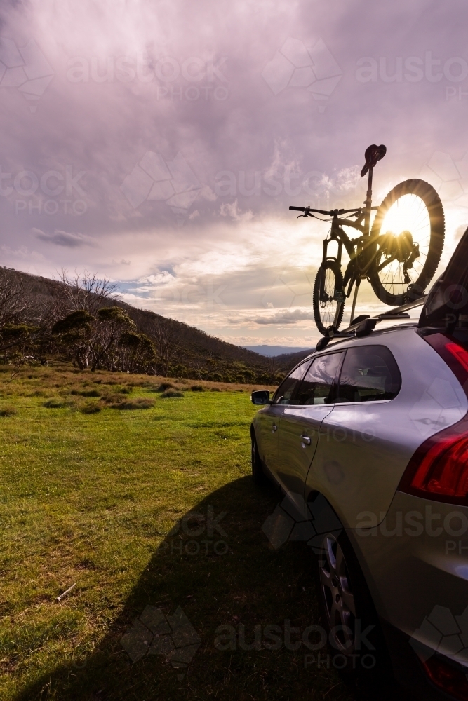 Mountain bike and SUV at sunset at Dead Horse Gap - Australian Stock Image