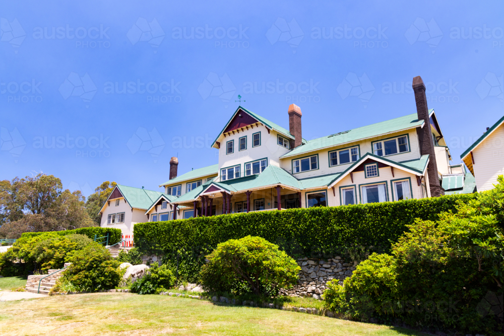MT BUFFALO, AUSTRALIA- JANUARY 11 2026: The Mount Buffalo Chalet on a warm summer's day - Australian Stock Image
