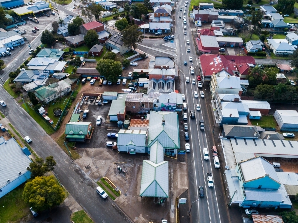 New England Highway through singleton with the australian red ensign on building roof - Australian Stock Image