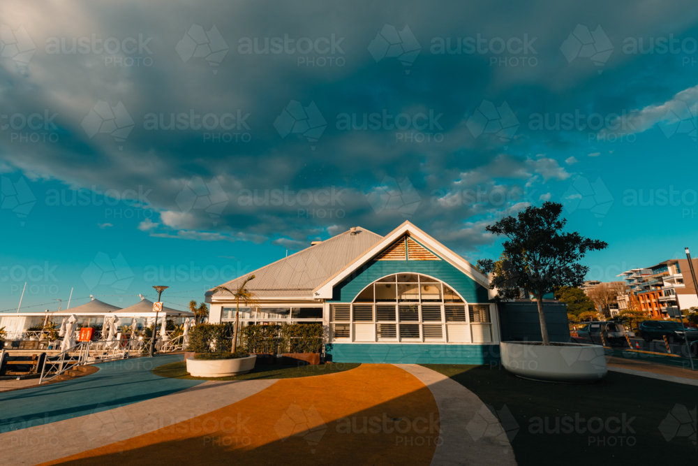 Newcastle's Queens Wharf Hotel in vibrant afternoon sunlight - Australian Stock Image