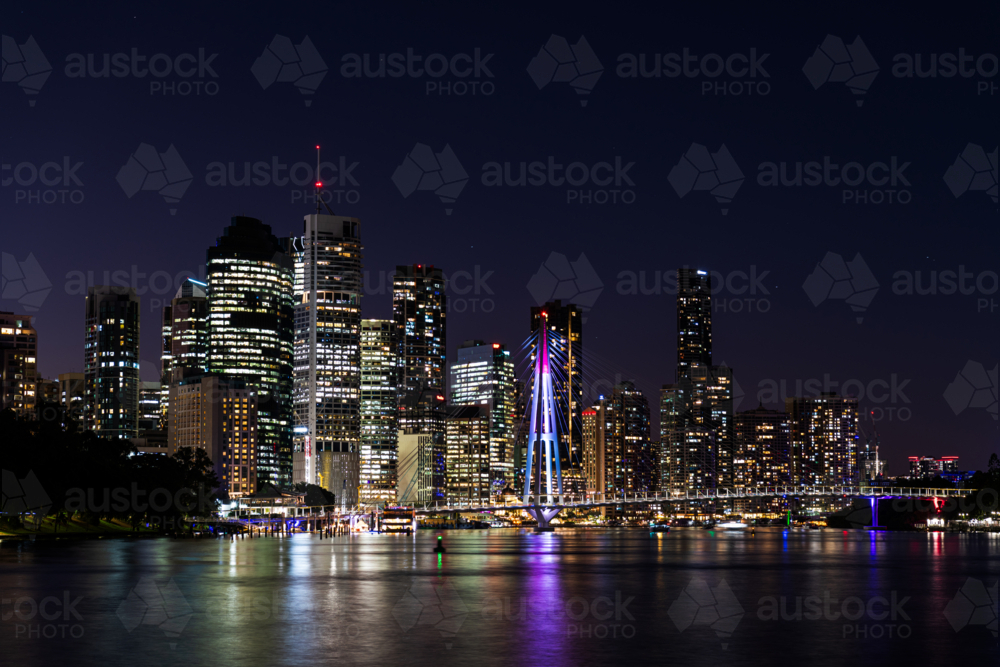 Night View of Brisbane CBD and Kangaroo Point Bridge lights from across the Brisbane river - Australian Stock Image