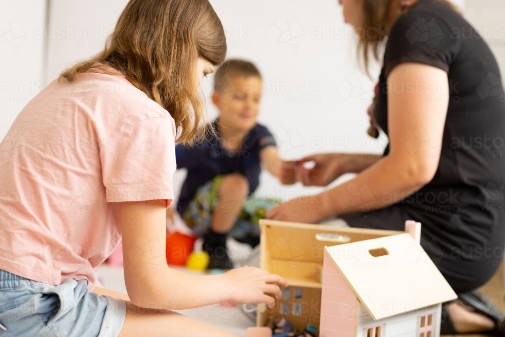 occupational therapist with children and play therapy - Australian Stock Image
