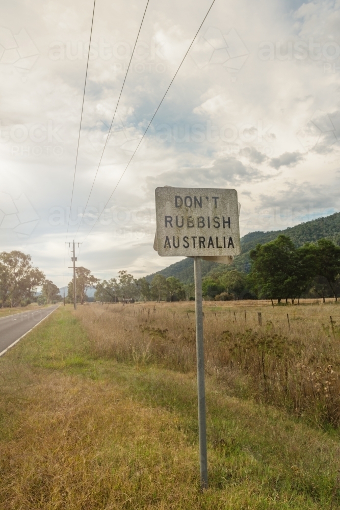 old sign in rural Australia reading Don't Rubbish Australia - Australian Stock Image