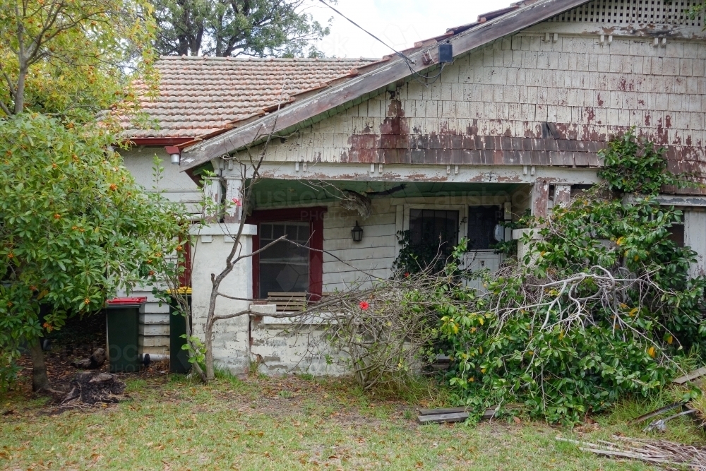 Old weatherboard house collapsing and in disrepair - Australian Stock Image