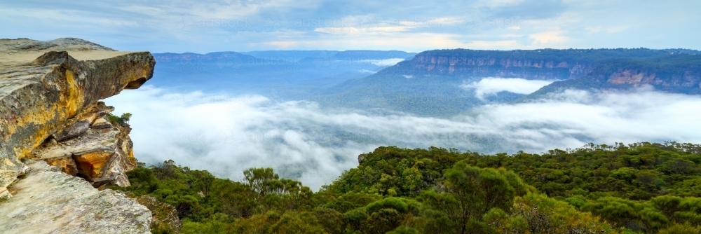 Panorama of Lincoln's Rock, aka Flat Rock, overlooking Jamison Valley and Kings Tableland - Australian Stock Image