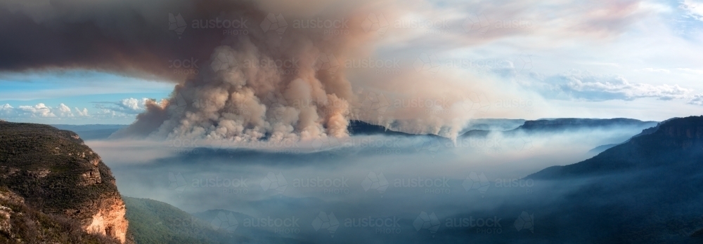 Panorama of recent bush fire at Mount Solitary in Blue Mountains creating smoke plumes - Australian Stock Image