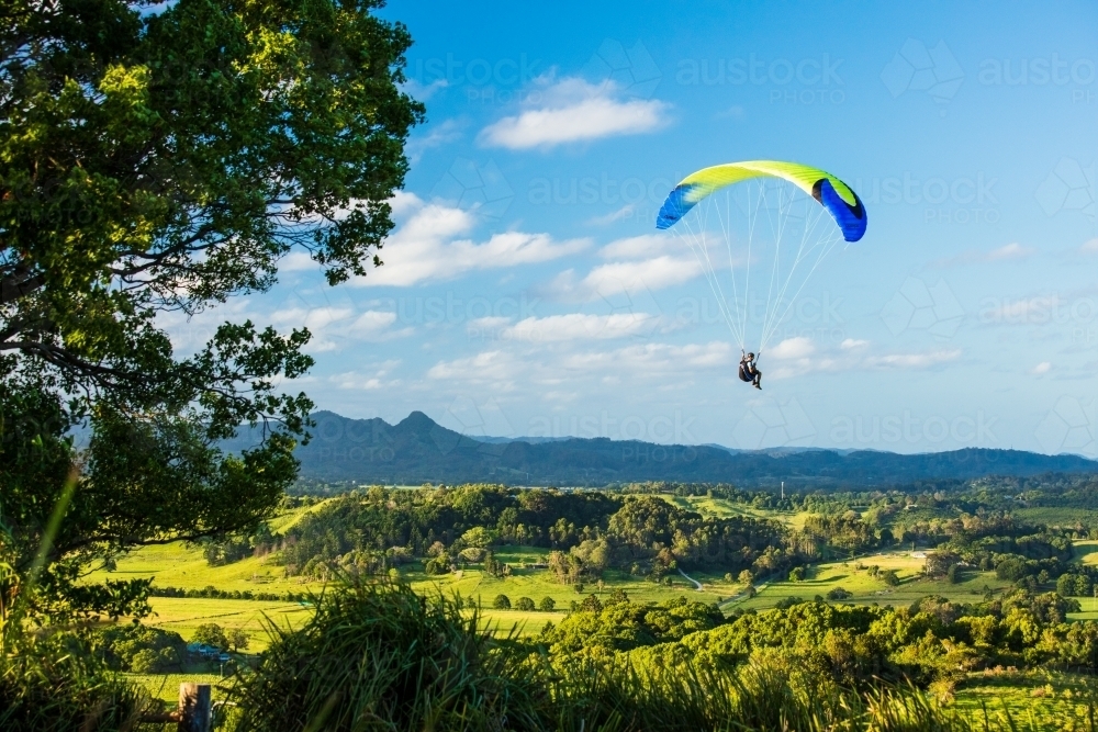 Paragliding above the hinterland near Byron Bay in the Northern Rivers. - Australian Stock Image