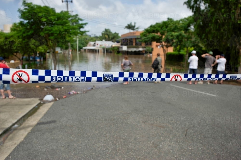 Police line keeping residents away from rising flood waters - Australian Stock Image