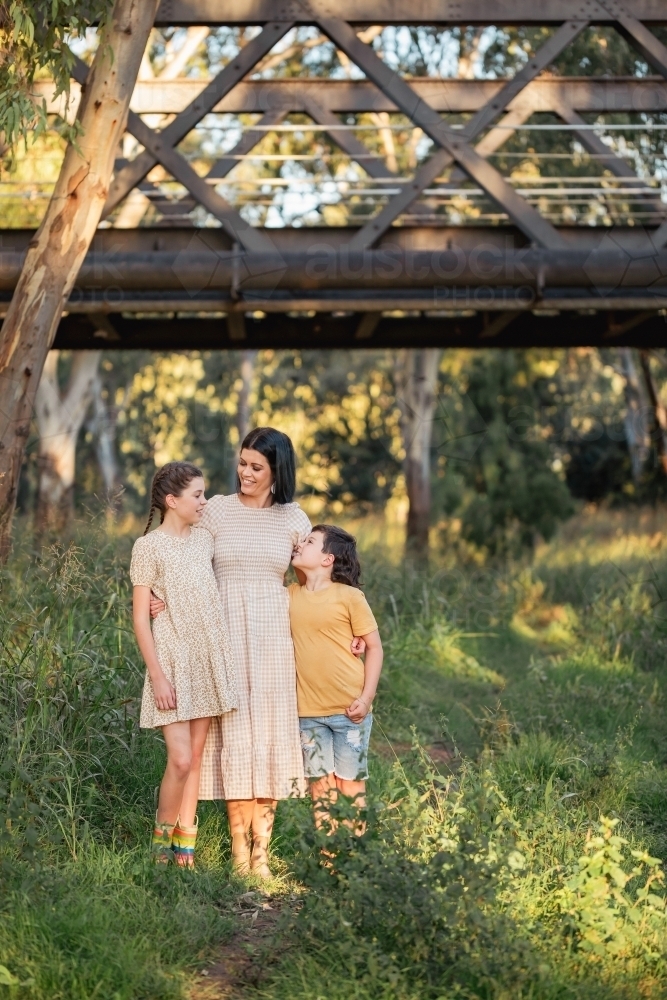 Portrait of mother and children standing together in Australian bush setting - Australian Stock Image