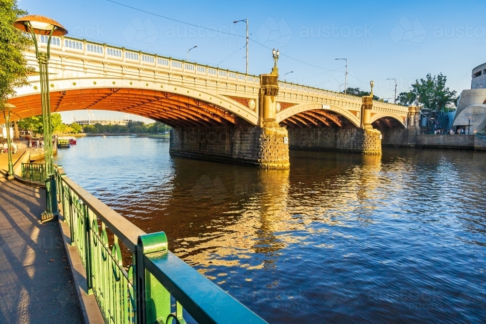 Princes bridge in Melbourne reflecting in the Yarra River below - Australian Stock Image