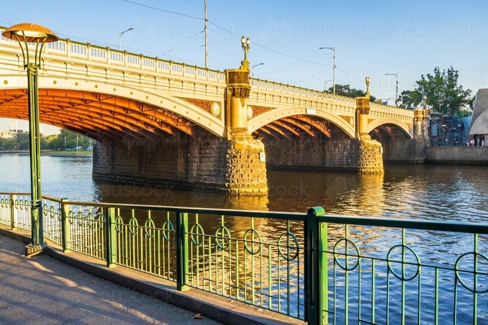 Princes bridge in Melbourne reflecting in the Yarra River below - Australian Stock Image
