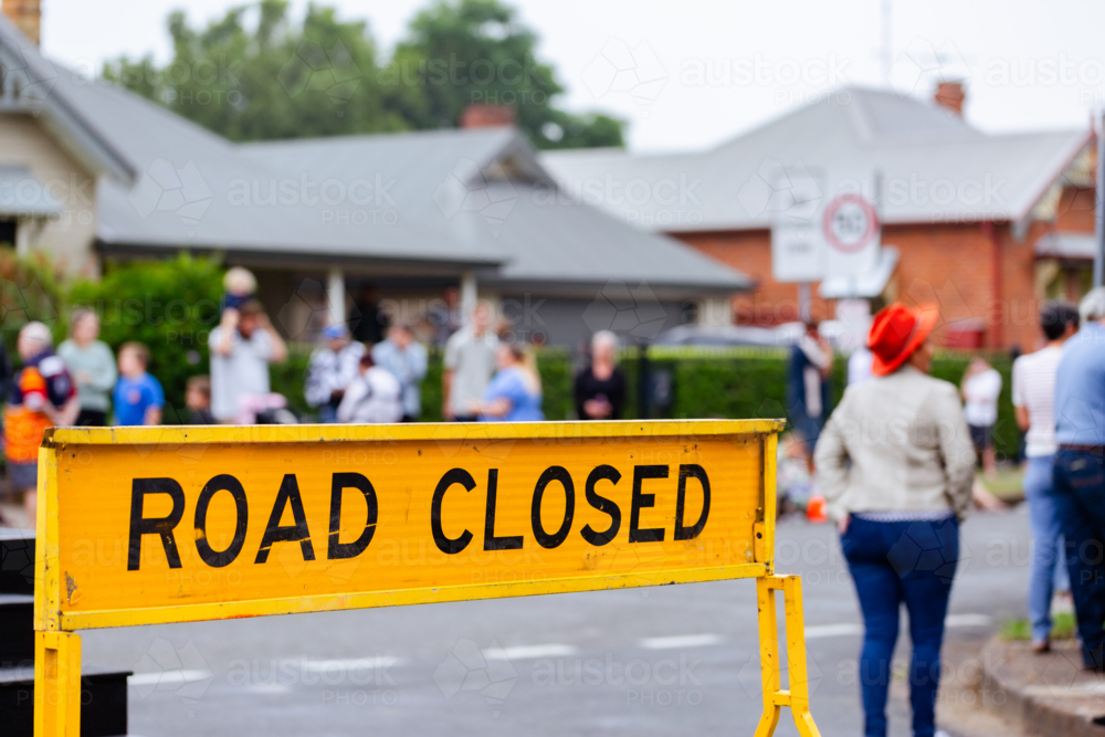 Road closed sign blocking of street for ANZAC day parade march - Australian Stock Image