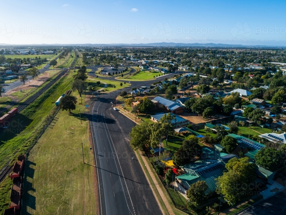 Road going through Narromine and truck rest stop near houses on bright aussie day - Australian Stock Image