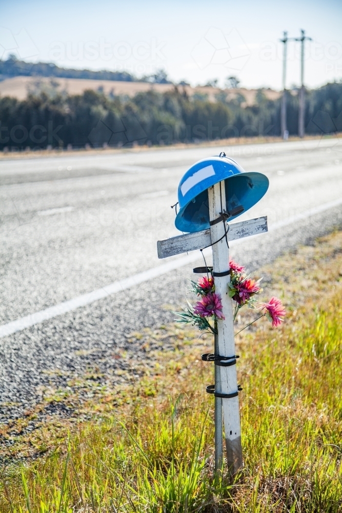 Roadside Memorial with white cross and blue miners helmet - Australian Stock Image