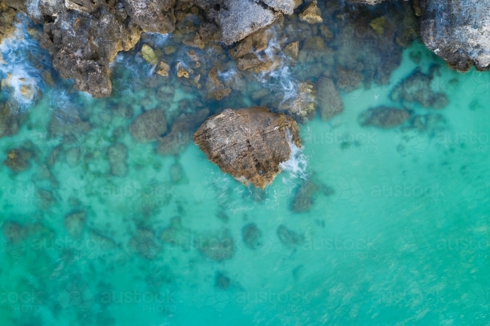 Australia Clear Rocks Image of Rock in clear ocean water at the Henderson Cliffs near Perth ...
