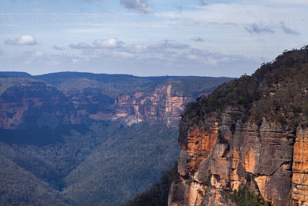 Rocky cliff face in rugged Blue Mountains landscape - Australian Stock Image