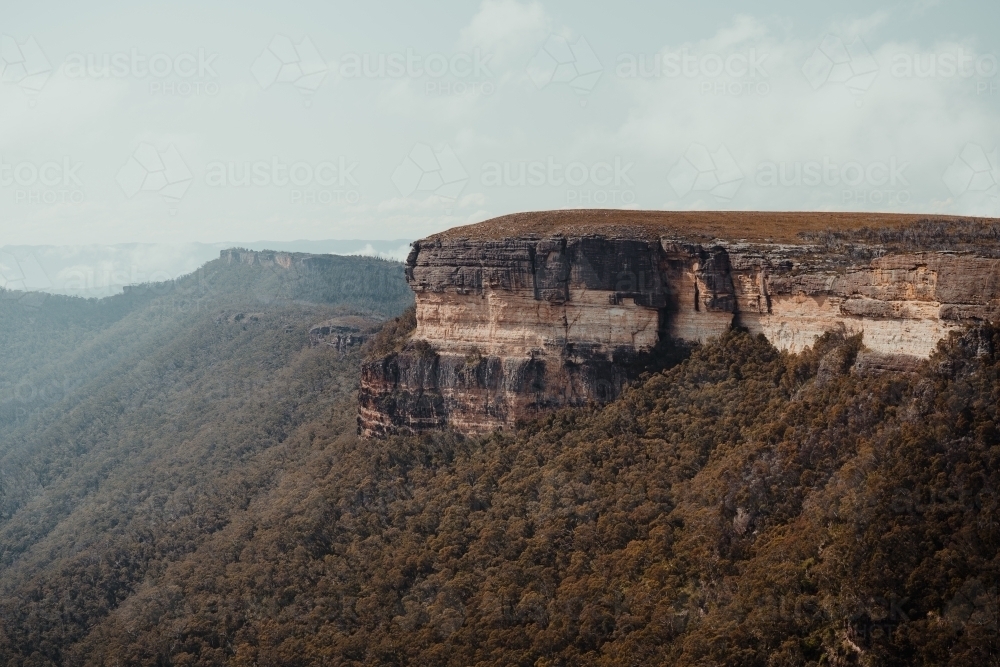 Rocky cliff face view from Kanangra Walls Lookout on a sunny day - Australian Stock Image