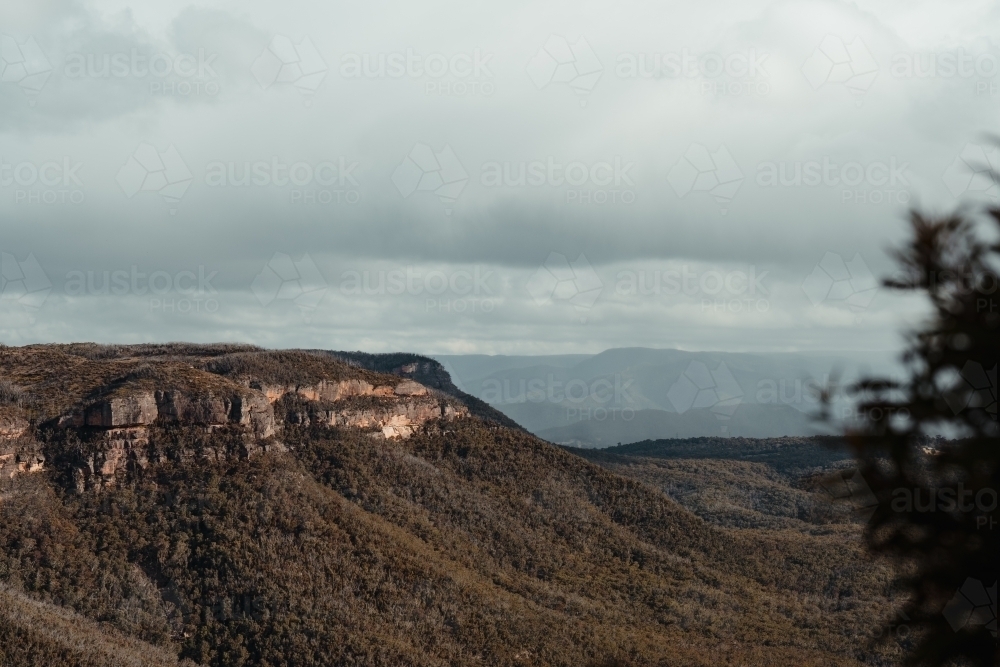 Rugged cliffs of the Narrow Neck Plateau as seen from Cahill's Lookout, Blue Mountains - Australian Stock Image