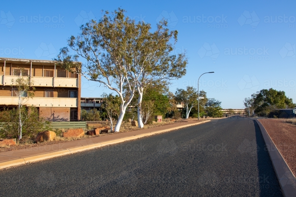 Run-down residential block of flats in the Pilbara - Australian Stock Image