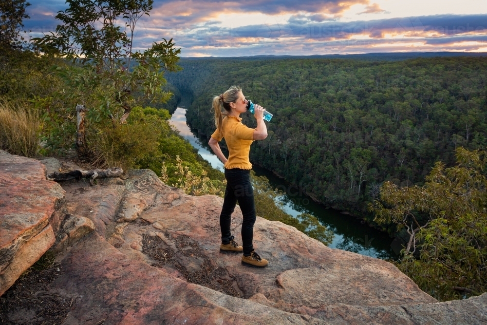 Scenic views bushwalking through Blue Mountains Australia arriving at a  rocky outcrop with views ov - Australian Stock Image