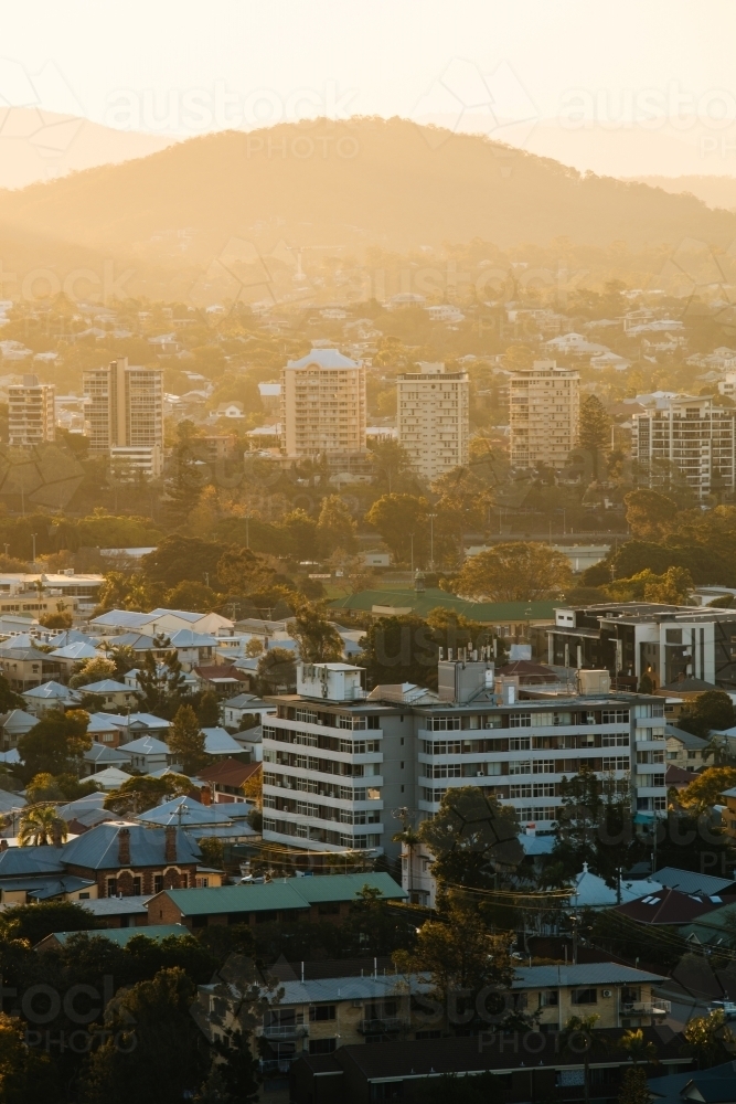 Setting sun haze over the western suburbs of Brisbane city - Australian Stock Image