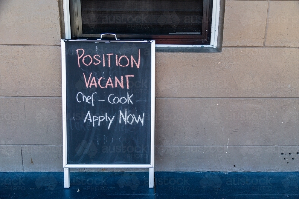 Sign outside pub saying position vacant chef cook apply now - Australian Stock Image