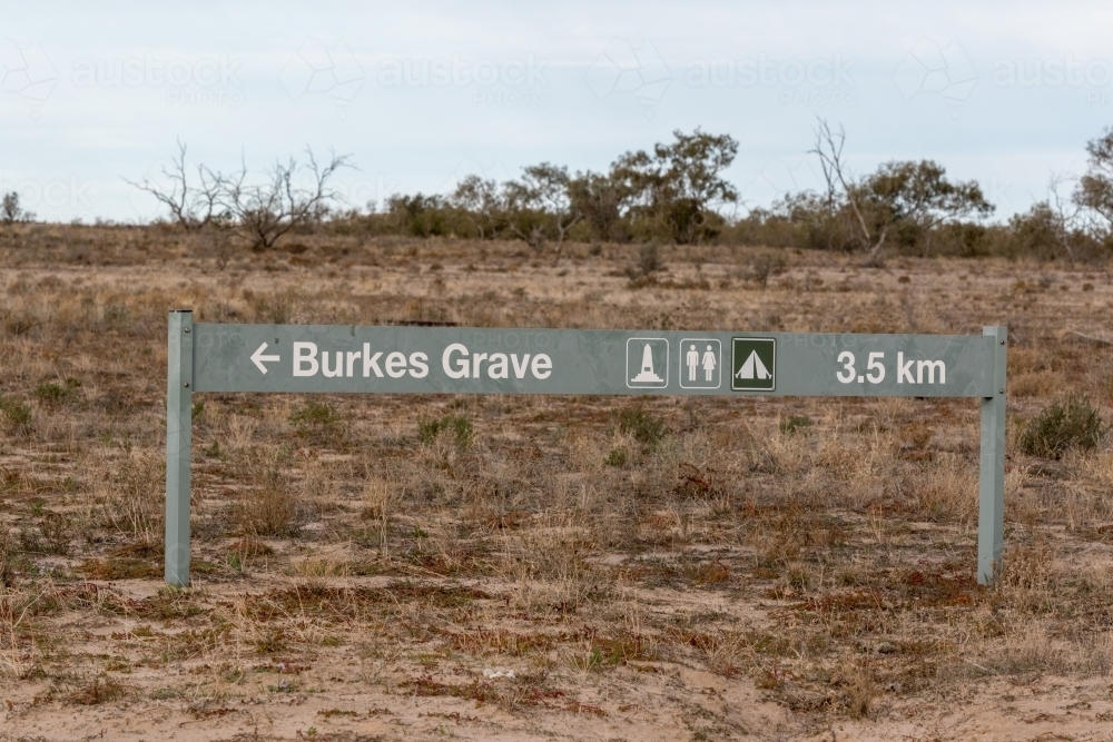 Sign pointing to Burke's Grave - Australian Stock Image