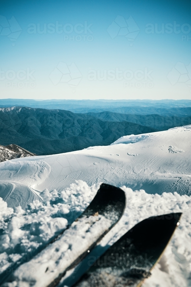 Splitboarding the main Range of snowy mountains overlooking the Geehi valley - Australian Stock Image