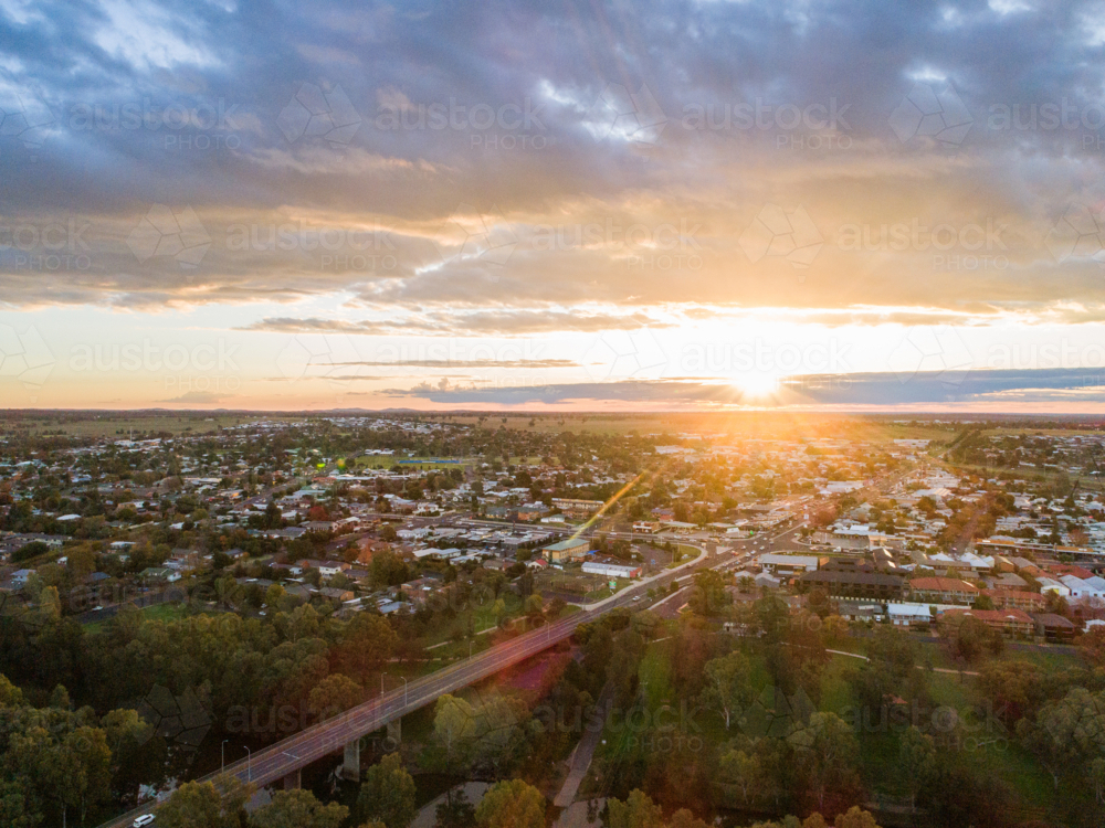 Sunlight shining from sun on horizon over Dubbo city in the Orana Region of NSW, Australia - Australian Stock Image