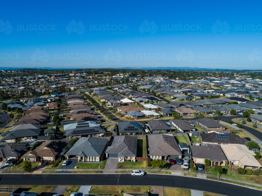 Sunlit aerial view over houses in Aberglasslyn a Maitland suburb in Hunter Valley - Australian Stock Image
