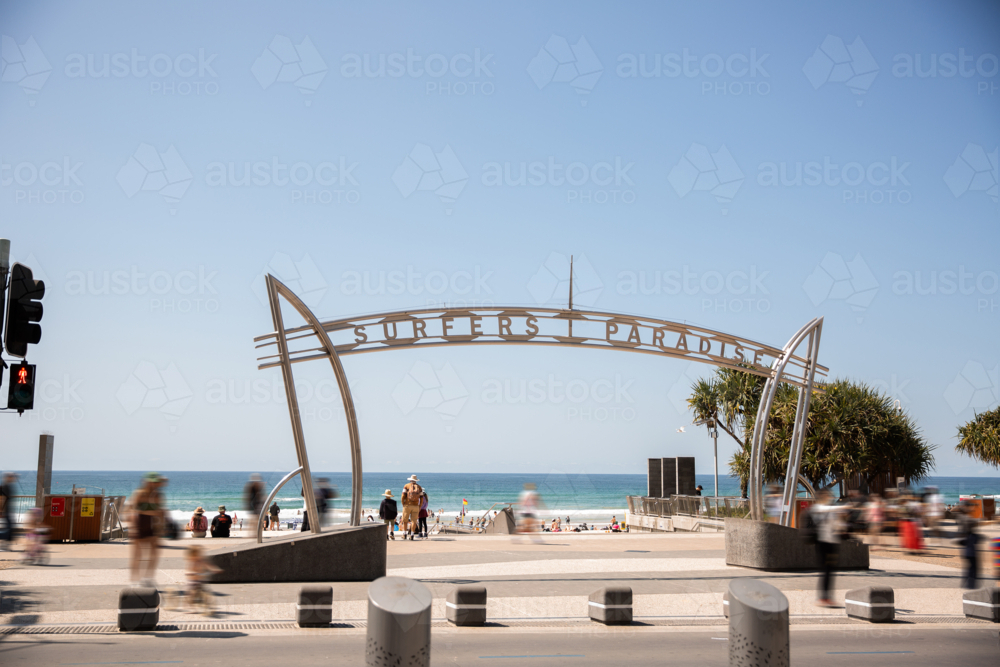 Surfers Paradise sign and beach access from Cavill Avenue mall - Australian Stock Image