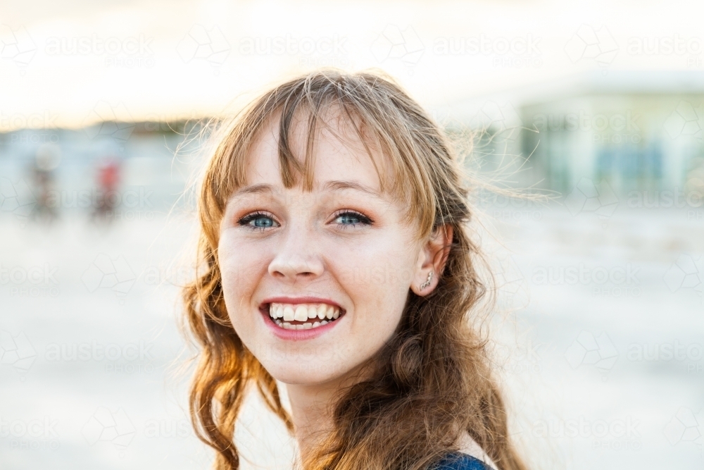 Teen girl looking over her shoulder smiling - Australian Stock Image